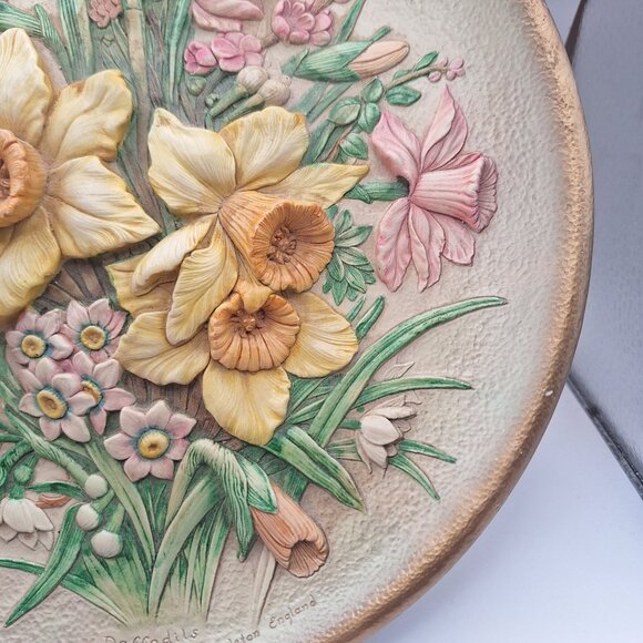 VINTAGE 1950'S BOSSONS ENGLAND HAND PAINTED CHALKWARE WALL PLATE 3D DAFFODILS - Picture 5 of 11